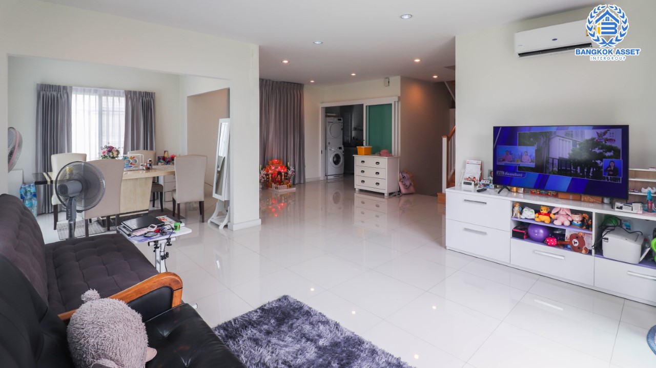 บ้านเดี่ยวมือสอง ม.ภัสสร26 ราชพฤกษ์-ติวานนท์ หลังมุม เนื้อที่กว้างขวางกว่า 90.90 ตร.ว. ฟังก์ชัน 3 ห้องนอน 3 ห้องน้ำ จอดรถได้ 2 คัน สภาพใหม่เหมือนมือหนึ่ง พร้อมเข้าอยู่ ทำเลเดินทางสะดวก หน้าโครงการติดถนนถนนราชพฤกษ์ ใกล้ทางด่วน "ศรีสมาน"